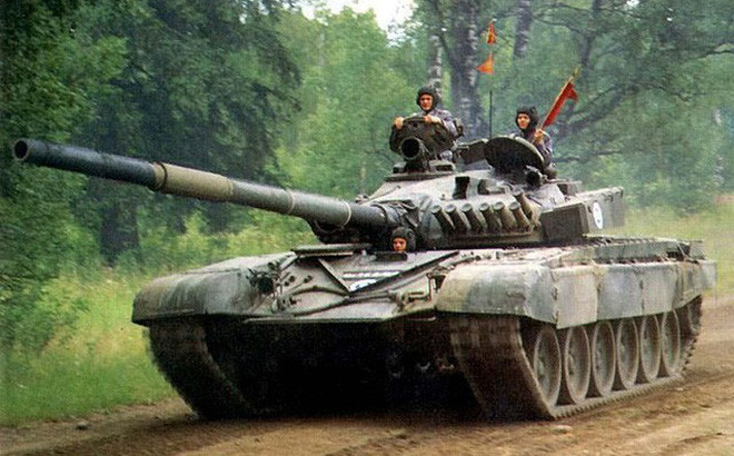 Khi đó các mẫu xe tăng chiến đấu chủ lực của đối thủ Liên Xô là T-64, T-72 và T-80 đều được trang bị pháo nòng trơn 120 mm, sử dụng đạn có sức xuyên tốt hơn nhiều, vì vậy Lầu Năm Góc lại muốn trang bị cho chiếc M1 loại pháo nòng trơn Rheinmetall M256 120 mm lớn hơn do Đức thiết kế. Ảnh: Xe tăng T-72. Nguồn: Wikipedia.