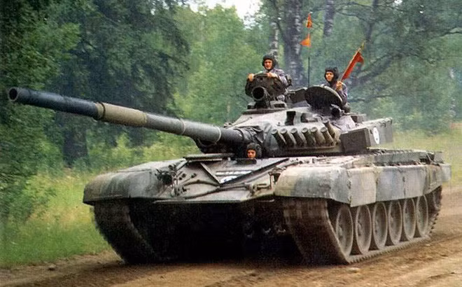 Khi đó các mẫu xe tăng chiến đấu chủ lực của đối thủ Liên Xô là T-64, T-72 và T-80 đều được trang bị pháo nòng trơn 120 mm, sử dụng đạn có sức xuyên tốt hơn nhiều, vì vậy Lầu Năm Góc lại muốn trang bị cho chiếc M1 loại pháo nòng trơn Rheinmetall M256 120 mm lớn hơn do Đức thiết kế. Ảnh: Xe tăng T-72. Nguồn: Wikipedia.