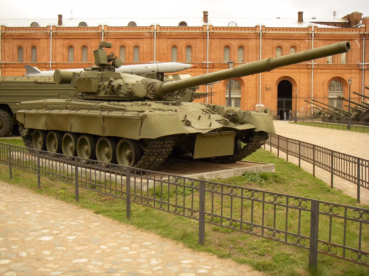 Vào thời điểm đó, tình báo Mỹ phát hiện Liên Xô đang triển khai một loại xe tăng chiến đấu chủ lực mới là T-80. Giống như các loại xe tăng hiện đại khác như M-1 và Leopard 2, T-80 đã chuyển từ lớp giáp hoàn toàn bằng thép sang loại giáp hỗn hợp bao gồm thép và gốm, nâng cao đáng kể khả năng bảo vệ. Ảnh: Xe tăng T-80. Nguồn: Wikipedia.