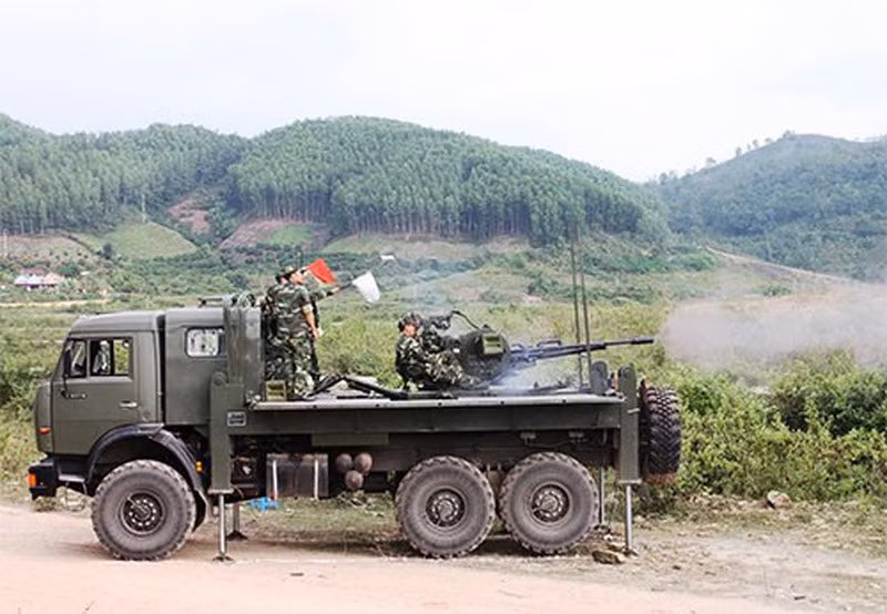 Không những tích hợp tên lửa Strela-2, Việt Nam cũng tích hợp cả pháo phòng không Zsu-23-2 lên khung gầm Kamaz, bổ sung chân chống thủy lực tạo độ ổn định khi bắn. Đề tài giúp nâng cao khả năng việt dã, cơ động của pháo Zsu-23-2 từ việc phải triển khai cố định trên mặt đất xong di chuyển tự hành.Ảnh: Bắn thử nghiệm tổ hợp pháo phòng không đặt trên khung gầm xe vận tải Việt Nam.