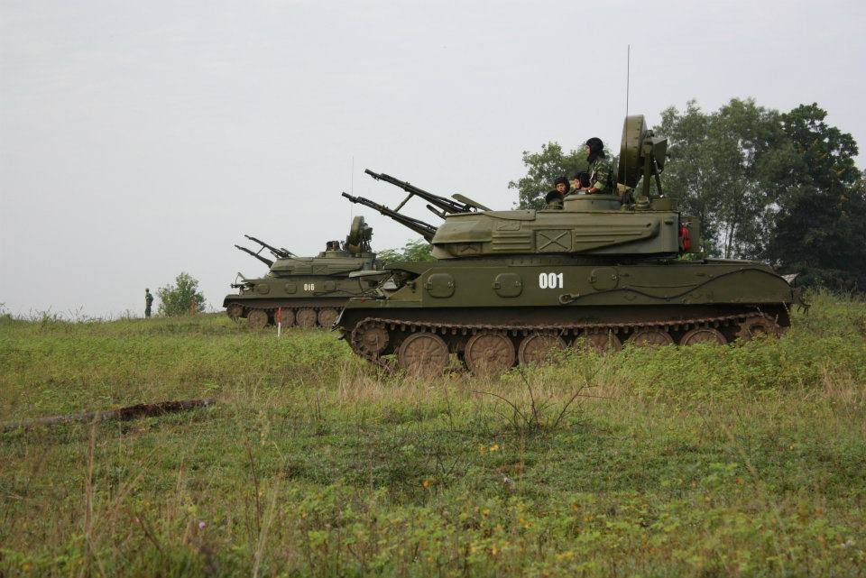 Phải nói rằng Zsu-23-4 là phương tiện hỗ trợ tác chiến vô cùng hiệu quả, bên cạnh việc phòng không, tạo ô che đầu cho đội hình bộ binh, tổ hợp cũng có thể hạ nòng bắn thẳng tạo hỏa lực mặt đất chế áp đối phương, hỗ trợ lực lượng ta tác chiến. Ảnh: Đội hình Zsu-23-4 trong trạng thái chiến đấu.