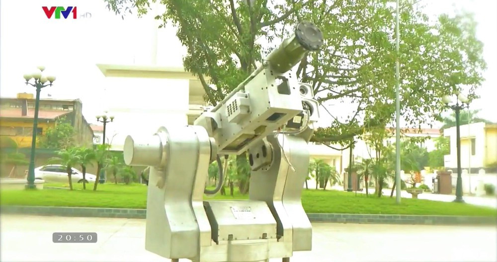 Có thể nói rằng, lưới lửa phòng không tầm thấp của lục quân ta hiện nay là đa dạng về chủng loại, phong phú về số lượng, nhiều lớp, tạo mật độ hỏa lực cực cao, làm ô phòng không che đầu cho đội hình bộ binh tiến công cực kỳ hiệu quả. Điều đáng mừng hơn nữa là không chỉ có nhiều tổ hợp nhập khẩu, Việt Nam cũng đang nhanh chóng phát triển, tự chủ chế tạo nhiều tổ hợp phòng không tầm thấp mới, đáp ứng tốt nhu cầu nhiệm vụ. Ảnh: Tổ hợp phòng không tầm thấp mới do Việt Nam chế tạo, sử dụng tên lửa vác vai Igla.