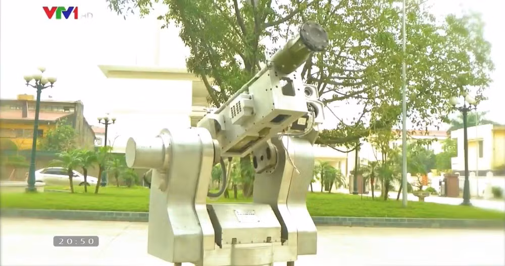 Có thể nói rằng, lưới lửa phòng không tầm thấp của lục quân ta hiện nay là đa dạng về chủng loại, phong phú về số lượng, nhiều lớp, tạo mật độ hỏa lực cực cao, làm ô phòng không che đầu cho đội hình bộ binh tiến công cực kỳ hiệu quả. Điều đáng mừng hơn nữa là không chỉ có nhiều tổ hợp nhập khẩu, Việt Nam cũng đang nhanh chóng phát triển, tự chủ chế tạo nhiều tổ hợp phòng không tầm thấp mới, đáp ứng tốt nhu cầu nhiệm vụ. Ảnh: Tổ hợp phòng không tầm thấp mới do Việt Nam chế tạo, sử dụng tên lửa vác vai Igla.