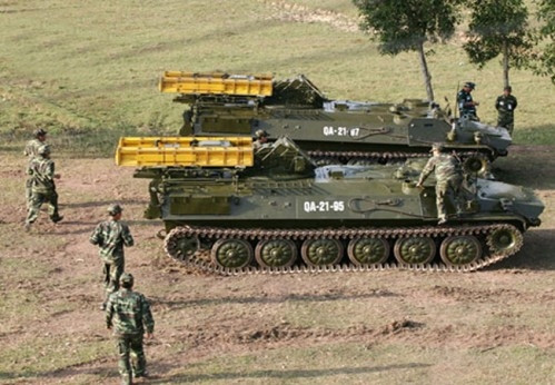 Đầu tiên phải kể đến trong nhiệm vụ phòng không tầm thấp đó chính là các tổ hợp Strela-10 (9K35). Đây là khí tài do Liên Xô thiết kế chế tạo, chính thức phục vụ từ năm 1979 và được nước bạn viện trợ cho quân đội ta trong giai đoạn sau đó. Tổ hợp được đặt trên khung bệ xe thiết giáp bánh xích MT-LB với một bệ phóng gồm 4 đạn tên lửa 9M37 có tầm bắn tối đa 5.000m, trần bay tối đa 3.500m được cung cấp tham số bởi một radar chỉ huy, phân loại mục tiêu có tầm phát hiện tối đa tới 10.000m. Ảnh: Triển khai tổ hợp Strela-10 của bộ đội Việt Nam - Nguồn: VOV