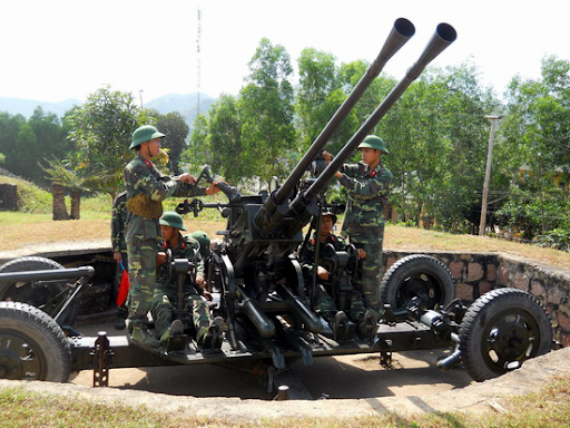 Dẫu vậy, nhược điểm của các tổ hợp pháo phòng không là cần kíp vận hành nhiều người, xạ thủ trực tiếp tác xạ trên mâm pháo, rất dễ gặp các tổn thương trên chiến trường. Do đó ta đã có đề tài nghiên cứu tự động hóa các pháo phòng không này. Ảnh: Triển khai pháo phòng không 37mm.