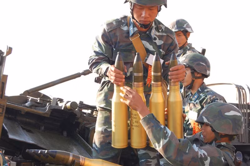 Các loại pháo phòng không này đều được lắp đặt trên khung bánh lốp giúp có thể nhanh chóng triển khai và thu hồi trận địa, cơ động tác chiến bằng việc kéo theo bởi các xe vận tải việt dã. Thời gian xây dựng trận địa và đưa khí tài vào trạng thái sẵn sàng chiến đấu cũng không quá lâu. Ảnh: Nạp đạn cho pháo phòng không 57mm - Nguồn: QĐND.