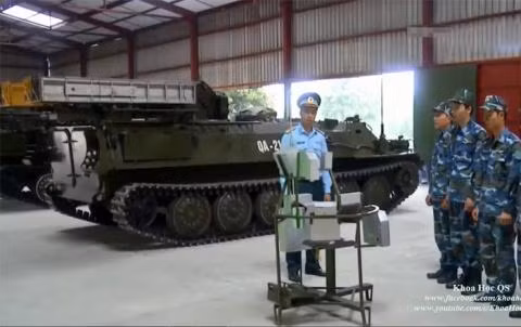 Hiện nay các tổ hợp Strela-10 đang đảm đương nhiệm vụ hỗ trợ các tổ hợp tên lửa phòng không tầm xa S-300PMU trong tác chiến tầm gần. Tuy nhiên khi có chiến sự xảy ra, các tổ hợp này hoàn toàn có thể được phân công đi theo đội hình bộ binh chiến đấu làm ô phòng không che đầu chống lại các mục tiêu bay thấp trên không của đối phương như UAV, máy bay bổ nhào, trực thăng,… Ảnh: Cán bộ chiến sĩ huấn luyện với tổ hợp Strela-10 - Nguồn: QĐND.