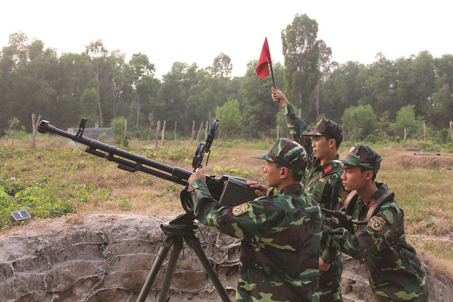 Sau lớp pháo phòng không là đến lớp súng máy hạng nặng. Bộ binh ta khi hành quân chiến đấu cũng được biên chế các loại súng máy hạng nặng 12.7mm DShK, NSV, K-54,… ngoài nhiệm vụ chống địch mặt đất còn kiêm luôn cả nhiệm vụ phòng không, tiêu diệt máy bay tầm thấp đối phương. Ảnh: Bộ đội Việt Nam huấn luyện bắn máy bay bằng súng máy 12.7mm.
