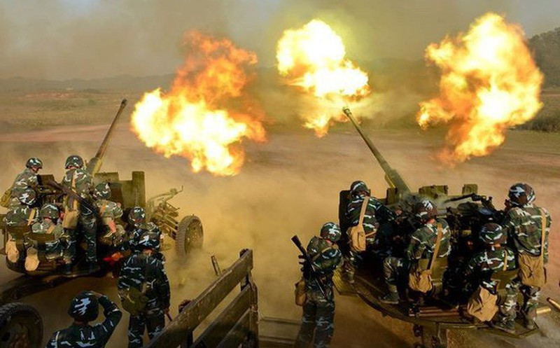 Phổ biến nhất hiện nay, tạo năng lực phòng không lục quân chủ yếu của đội hình bộ binh ta đó là các trận địa pháo phòng không. Các loại pháo phòng không này đã có truyền thống chiến đấu từ thời kháng chiến chống Mỹ cho tới nay nhưng do tính hiệu quả cao, độ sát thương lớn nên vẫn tiếp tục được tin tưởng sử dụng. Ảnh: Trận địa pháo phòng không 57mm thực hành bắn đạn thật.