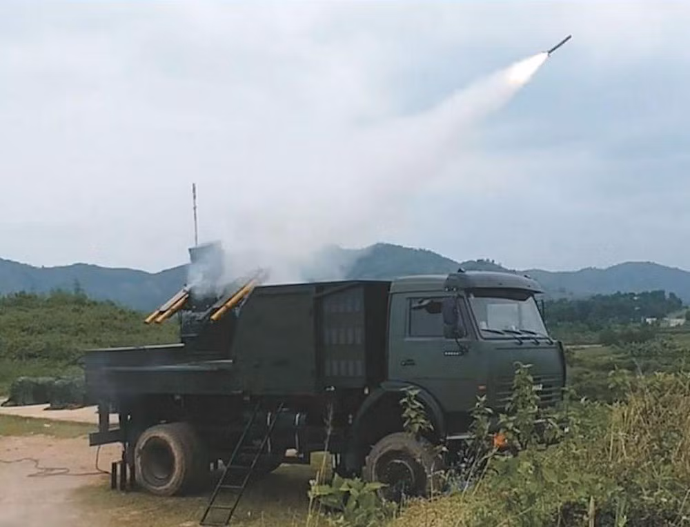 Trong thời gian gần đây, Công nghiệp Quốc phòng Việt Nam cũng đã tự chủ thiết kế chế tạo, cho ra mắt nhiều thiết kế tổ hợp phòng không tầm thấp có sức chiến đấu cao. Trong đó có thể kể đến tích hợp bệ phóng tên lửa phòng không Strela-2 dẫn bắn bằng khối quang điện, điều khiển tự động lên khung gầm xe Kamaz. Đây là một phương án cực kỳ hiệu quả, có tính áp dụng thực tế cao và tiết kiệm chi phí, nâng cao năng lực phòng không lục quân. Ảnh: Bắn thử nghiệm tổ hợp tên lửa phòng không tầm thấp do Việt Nam chế tạo.