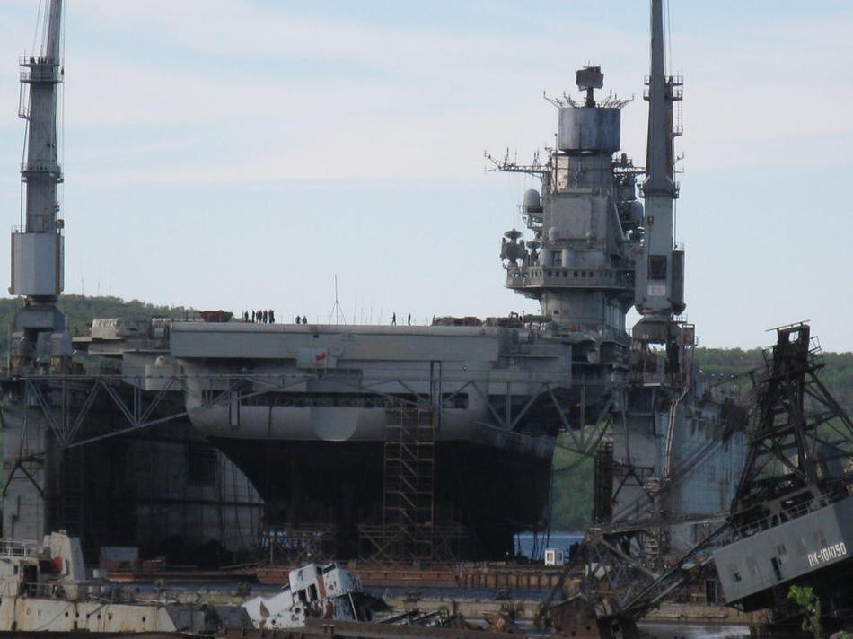 Dù liên tục gặp trục trặc trong quá trình vận hành cũng như nhiều sự cố trong lúc đang được đại tu, tuy nhiên người Nga vẫn “chày cối” với tàu Đô đốc Kuznetsov như là sự níu kéo ánh hào quang của một “hải quân nước xanh” vĩ đại mà Liên Xô để lại. Dẫu vậy, với thời gian sửa chữa quá lâu thì người ta vẫn chưa thể đoán chính xác được lúc nào con tàu mới có thể quay trở lại sẵn sàng chiến đấu. Ảnh: Kuznetsov trên ụ nổi.