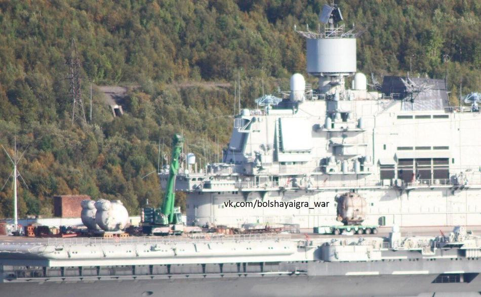 Mới đây, tiến độ sửa chữa con tàu Kuznetsov đã có phần khởi sắc hơn khi hai nồi hơi mới đã được đưa lên mặt boong để thay thế cho các nồi hơi cũ. Nồi hơi quá cũ, hoạt động kém hiệu quả khiến cho chiếc hàng không mẫu hạm này có thể chết máy đột ngột bất cứ lúc nào. Dẫu vậy, vẫn còn cần 2 đến 3 năm nữa con tàu mới có thể trở lại biển hoạt động. Ảnh: Nồi hơi mới trên tàu sân bay Nga chuẩn bị lắp đặt