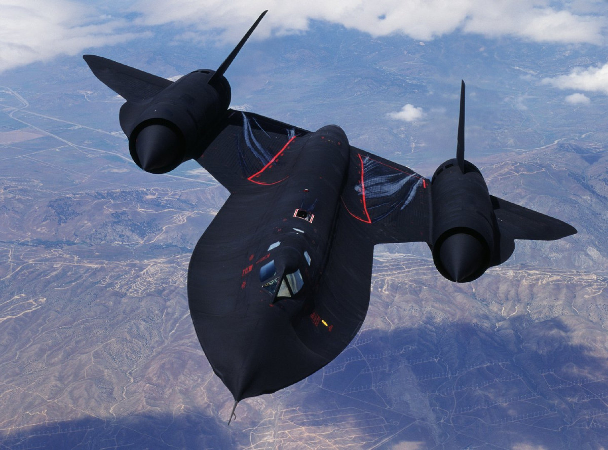 SR-71 có chiều dài 32 m, tải trọng cất cánh tối đa 78 tấn, có thể hành trình ở độ cao trên 20.000 m với tốc độ Mach 3. Còn khi cần thiết, SR-71 có thể bay cao tới độ cao cận vũ trụ là 27 km; tốc độ tối đa là 3,2 Mach.