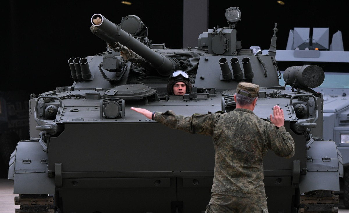 Do học thuyết quân sự của Liên Xô lúc đó yêu cầu một chiếc xe thiết giáp có độ cơ động cao, nhỏ gọn, dễ dàng vận chuyển và hỏa lực mạnh nên giáp của nó không quá được chú trọng. Nơi dày nhất là mặt giáp trước chỉ có 35mm, đủ để chống lại các loại đạn pháo hạng nhẹ như 30mm, súng máy hạng nặng và súng bộ binh. Ảnh: Cận cảnh xe thiết giáp BMP-3 của quân đội Nga