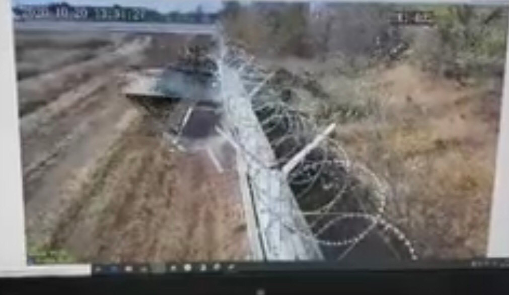 Theo lời khai ban đầu của thủ phạm thì khi đang trên đường trở về căn cứ sau hoạt động huấn luyện quân sự thì họ đã lạc đường. Tuy nhiên khi xe tông qua hàng rào, kíp xe đã quay tháp pháo về phía sau, đây là hành động thường dùng khi xe tăng phá tường, chứng tỏ người lái đã chuẩn bị rất kỹ càng và không hề là một hành động vô ý. Ảnh: BMP-3 bị binh sĩ say xỉn lái đâm qua tường sân bay.