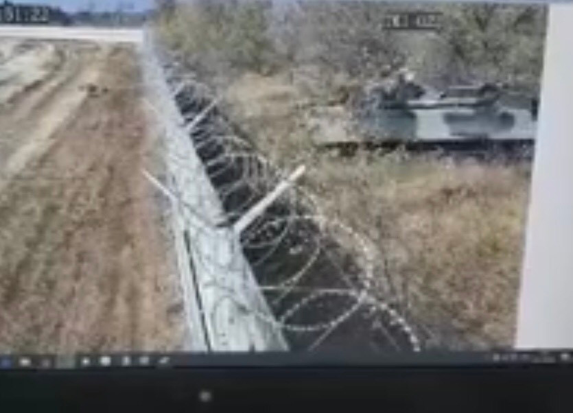 Việc các phương tiện quân sự gây tai nạn ở Nga là một điều không hề hiếm và nó bắt nguồn từ việc các quân nhân uống rượu say xỉn không kiểm soát được hành vi, cố tình phá hoại tài sản quốc gia. Sự việc được ghi nhận thông qua camera an ninh của sân bay, chiếc BMP-3 đã lao ra từ lùm cây, dừng lại để lấy đà và lao thẳng qua tường rào thép gai. Bức từng bê tông đã không thể nào ngăn cản được chiếc thiết xa nặng cả chục tấn. Ảnh: Chiếc BMP-3 chuẩn bị lao qua hàng rào sân bay.