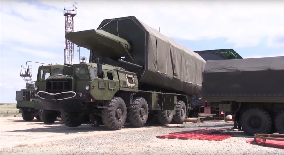 So với các loại vũ khí siêu thanh khác hiện nay, tên lửa Avangard có tầm bắn lớn nhất, lên tới hơn 10.000 km; trong khi các vũ khí siêu thanh khác như Kinzhal của Nga, Dongfeng-17 của Trung Quốc, AGM-183A của Mỹ, chỉ có thể được gọi là "vũ khí chiến thuật" do tầm bắn ngắn. Do vậy tên lửa Avangard là tên lửa chiến lược siêu thanh duy nhất. Ảnh: Tên lửa siêu thanh Avangard của Nga - Nguồn: Tass