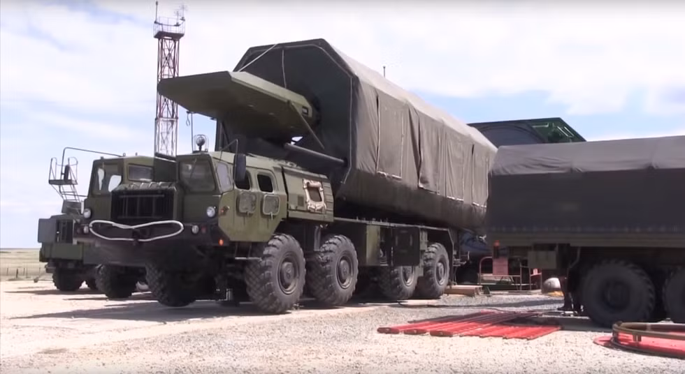 So với các loại vũ khí siêu thanh khác hiện nay, tên lửa Avangard có tầm bắn lớn nhất, lên tới hơn 10.000 km; trong khi các vũ khí siêu thanh khác như Kinzhal của Nga, Dongfeng-17 của Trung Quốc, AGM-183A của Mỹ, chỉ có thể được gọi là "vũ khí chiến thuật" do tầm bắn ngắn. Do vậy tên lửa Avangard là tên lửa chiến lược siêu thanh duy nhất. Ảnh: Tên lửa siêu thanh Avangard của Nga - Nguồn: Tass