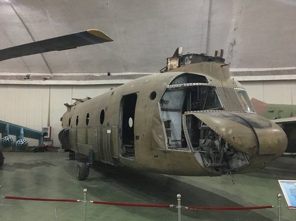 Theo yêu cầu của Trung Quốc, Việt Nam đã bàn giao cho Trung Quốc nghiên cứu. Sau khi nhận được chiếc CH-47, đơn vị nghiên cứu liên quan đã ngay lập tức tháo dỡ nó, nhưng cấu tạo của chiếc trực thăng Chinook còn phức tạp hơn Mi-6 của Nga, và việc sao chép lại bị xếp lại vô thời hạn. Ảnh: Trực thăng CH-47 Chinook mà Việt Nam tặng Trung Quốc - Nguồn: Wikipedia.