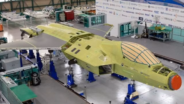 Đánh giá về việc Indonesia hỏi mua máy bay chiến đấu F-35A, giới quan sát quân sự cho rằng, Indonesia không hài lòng với máy bay chiến đấu KF-X, một sản phẩm liên doanh của Indonesia với Hàn Quốc; việc hai quốc gia có tiềm lực hạn chế, nhưng quyết tâm đầu tư phát triển loại máy bay chiến đấu thế hệ 5 là hơi xa vời, khó có khả năng thành hiện thực. Ảnh: Máy bay KF-X đang lắp ráp tại Hàn Quốc - Nguồn: Sina