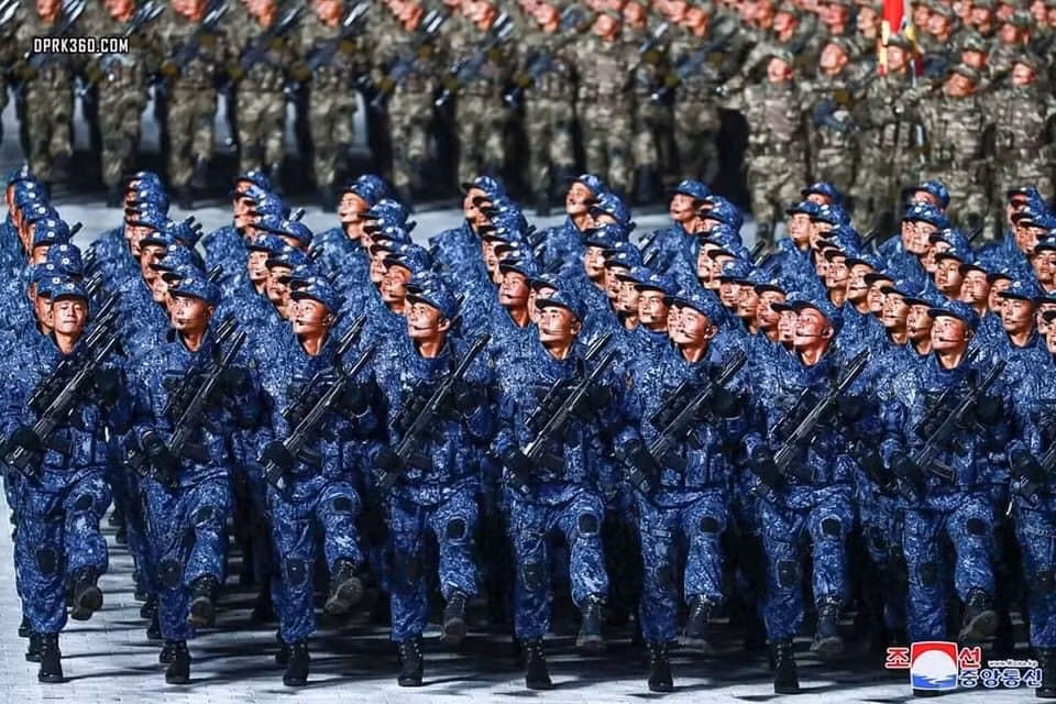 Khối chiến sĩ trinh sát đặc nhiệm với quân phục ngụy trang màu Digital camo xanh nước biển đồng bộ trang bị, áo giáp mang tấm cứng chống đạn và một loại súng trường tấn công kiểu mới có thiết kế Bullup (hộp tiếp đạn nằm sau cò súng) giúp giảm chiều dài súng đáng kể, gọn gàng nhưng không hề làm mất đi uy lực.