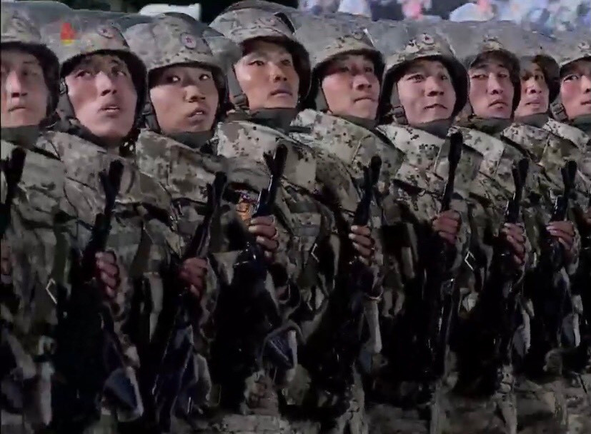 Khối chiến sĩ công binh xung kích với áo giáp chống đạn - chống mảnh dày dặn, bổ sung miếng che cổ và hạ bộ, mũ chống đạn cùng súng trường Type-88 báng gập. Đây là lực lượng đi đầu, trinh sát, mở đường cho các đội công binh tham gia hoạt động trong khu vực nắm rõ tình hình, thường xuyên phải đối mặt với bom mìn nguy hiểm.