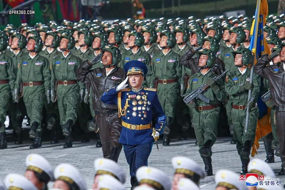 Khối chiến sĩ không quân với đồ bay màu xanh lá và mũ phi công đồng bộ vô cùng đẹp mắt. Đối với bất cứ quân đội quốc gia nào, chú trọng không quân là điều tất yếu không thể thiếu, nhất là với việc kẻ thù tiềm năng của Triều Tiên có một lực lượng không quân khá mạnh.