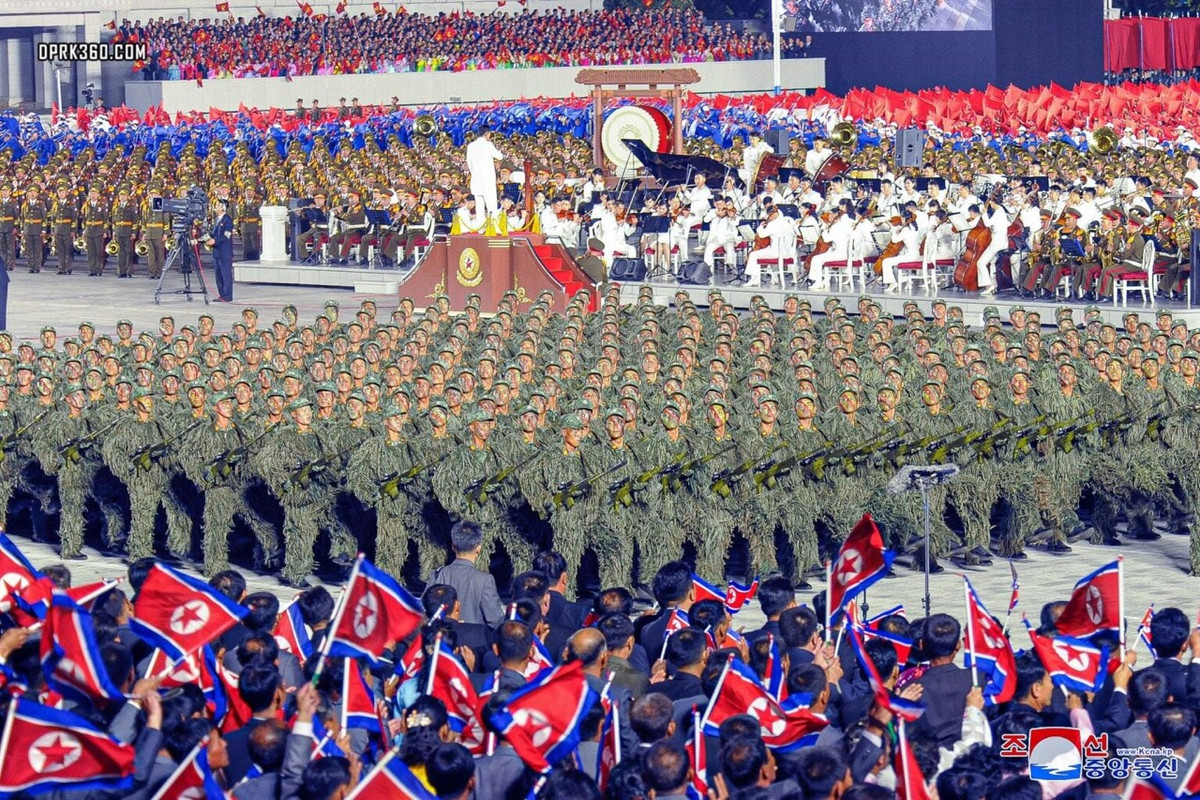 Khối chiến sĩ đặc nhiệm với bộ quân phục chuyên biệt dùng để ngụy trang phù hợp với địa hình đồng cỏ cùng với súng bắn tỉa bán tự động cũng được bọc rằn ri cẩn thận.