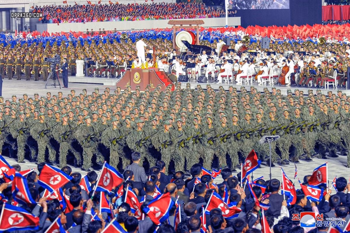 Khối chiến sĩ đặc nhiệm với bộ quân phục chuyên biệt dùng để ngụy trang phù hợp với địa hình đồng cỏ cùng với súng bắn tỉa bán tự động cũng được bọc rằn ri cẩn thận.