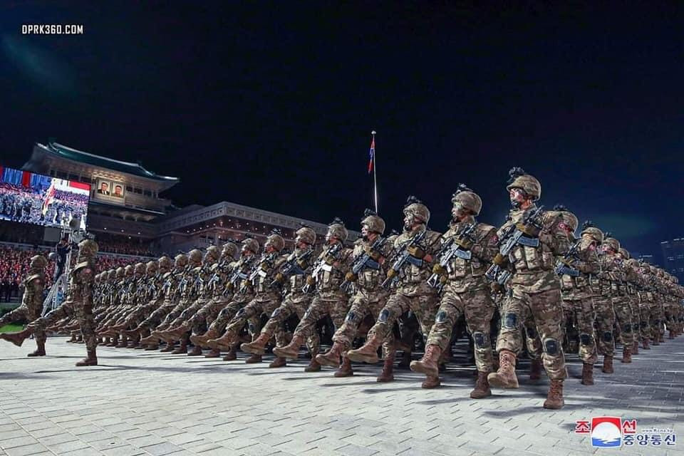 Có thể nhiều người không tin được rằng đây là những chiến sĩ của quân đội Triều Tiên mà họ vẫn hay xem là lạc hậu, kém phát triển. Năm nay, quân đội nước này đã cho ra mắt hàng loạt mẫu quân phục ngụy trang cực kỳ độc đáo, có tính thực tiễn cao và bắt kịp xu thế phát triển hàng đầu trên thế giới. Ảnh: Chiến sĩ đặc nhiệm Triều Tiên với súng Type-88 carbin, áo giáp chống đạn và mũ chống đạn gắn kính nhìn đêm. Mẫu quân phục ngụy trang kiể Multicam tân tiến.