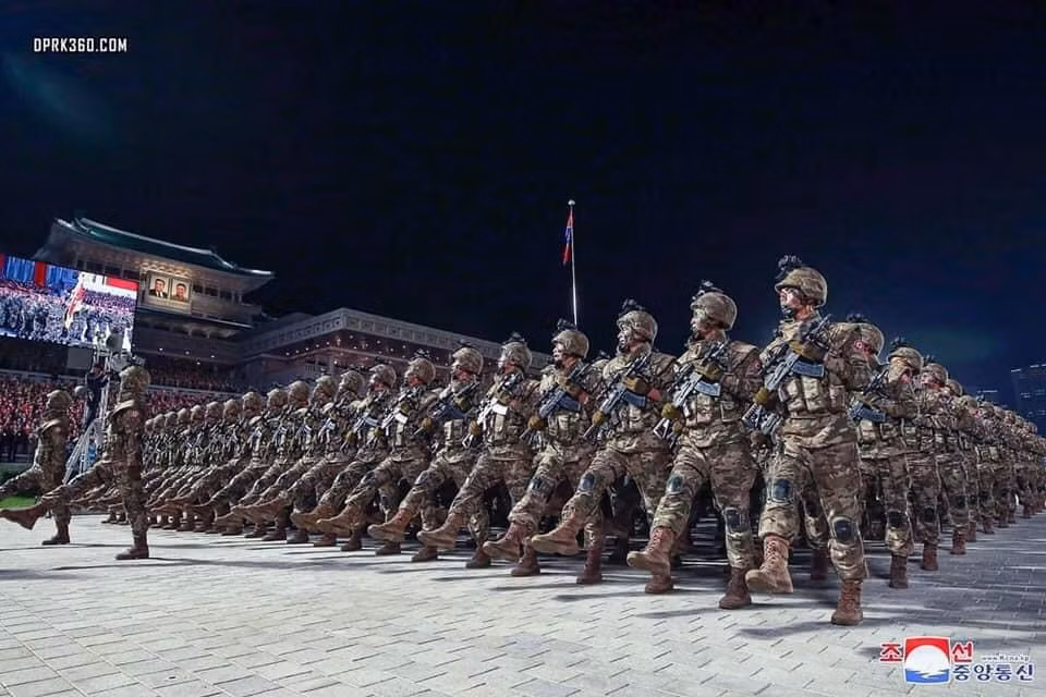 Có thể nhiều người không tin được rằng đây là những chiến sĩ của quân đội Triều Tiên mà họ vẫn hay xem là lạc hậu, kém phát triển. Năm nay, quân đội nước này đã cho ra mắt hàng loạt mẫu quân phục ngụy trang cực kỳ độc đáo, có tính thực tiễn cao và bắt kịp xu thế phát triển hàng đầu trên thế giới. Ảnh: Chiến sĩ đặc nhiệm Triều Tiên với súng Type-88 carbin, áo giáp chống đạn và mũ chống đạn gắn kính nhìn đêm. Mẫu quân phục ngụy trang kiể Multicam tân tiến.