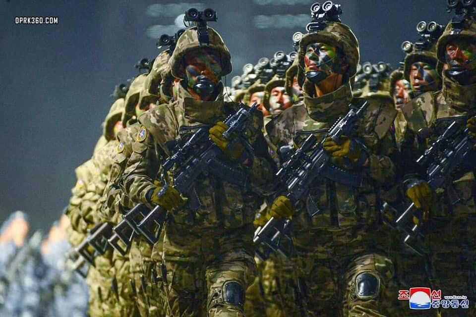 Bên cạnh quân phục ngụy trang, Triều Tiên cũng cho ra mắt hàng loạt mẫu súng mới vô cùng hiện đại. Có thể thấy như trong hình là phiên bản carbin cải tiến của súng trường Type-88 vốn dựa trên thiết kế của AK-74 Liên Xô. Súng trang bị nhiều ray Picatinny để mở rộng phụ kiện cũng như báng rút đa nhiệm để có thể điều chỉnh độ dài ngắn phù hợp với từng người lính. Cùng với đó là các mẫu kính ngắm, nòng giảm thanh, hộp tiếp đạn,… kiểu mới.