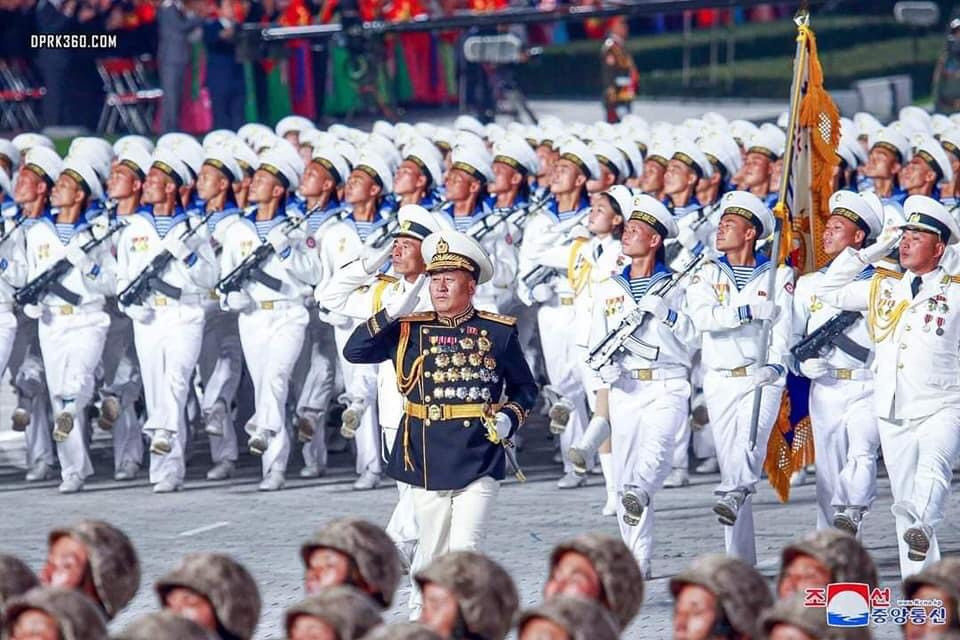 Khi nhắc đến người lính Triều Tiên, người ta thường nghĩ ngay tới một lực lượng được trang bị nghèo nàn và lạc hậu, tương tự với binh sĩ Trung Quốc hay Liên Xô trong những năm 1970. Tuy nhiên trong lễ duyệt binh lần này, giới quan sát quân sự quốc tế đã phải sửng sốt khi chứng kiến những chiến sĩ Triều Tiên với những trang bị cực kỳ tối tân, hiện đại và mạnh mẽ, có thể nói là không hề thua kém binh sĩ của bất cứ một quân đội hàng đầu nào trên thế giới hiện nay. Ảnh: Khối chiến sĩ hải quân Triều Tiên với súng trường Type-88