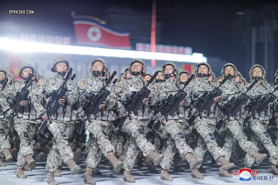 Những mẫu quân phục mới này có đủ loại màu sắc để phù hợp với nhiều môi trường tác chiến khác nhau như rừng rậm nhiệt đới, rừng già, rừng non hay sa mạc, đô thị, biển đảo,… cũng như đầy đủ kiểu họa tiết ngụy trang như ngụy trang kỹ thuật số Digital Camo, ngụy trang kiểu Multicamo hay ngụy trang kiểu Woodland,… Ảnh: Đặc nhiệm Triều Tiên với mẫu quân phục kiểu Multicamo.