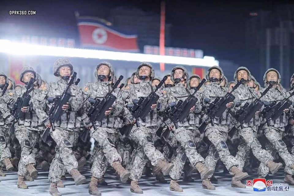 Những mẫu quân phục mới này có đủ loại màu sắc để phù hợp với nhiều môi trường tác chiến khác nhau như rừng rậm nhiệt đới, rừng già, rừng non hay sa mạc, đô thị, biển đảo,… cũng như đầy đủ kiểu họa tiết ngụy trang như ngụy trang kỹ thuật số Digital Camo, ngụy trang kiểu Multicamo hay ngụy trang kiểu Woodland,… Ảnh: Đặc nhiệm Triều Tiên với mẫu quân phục kiểu Multicamo.