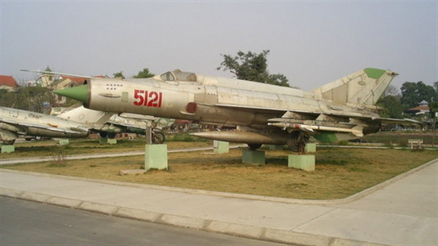 Đặc điểm nhận dạng khác của tiêm kích MiG-21MF và F96 mới là sử dụng buồng lái kính mở sang bên tay phải thay vì mở về phía trước. Loại thiết kế mở nắp buồng lái về phía trước cho phép biến nó thành một lớp giáp bảo vệ phi công khi bung dù thoát hiểm khỏi máy bay trong trường hợp khẩn cấp tuy nhiên lại có nhiều bất cập nên được nhà sản xuất sửa đổi sau này trên các phiên bản đời sau của MiG-21. Nguồn ảnh: Pinterest.