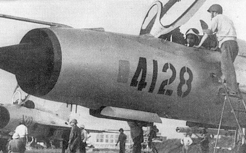 Ít ai biết rằng, những năm 1972, Không quân Việt Nam đang có trong biên chế đến bốn loại biến thể khác nhau của tiêm kích MiG-21 nhưng cũng đều tham gia chiến đấu và lập nhiều chiến công vang dội, góp phần đánh tan âm mưu “đưa bắc Việt Nam về thời kỳ đồ đá” như bọn Đế quốc Mỹ vẫn rêu rao lúc bấy giờ. Nguồn ảnh: QĐND.