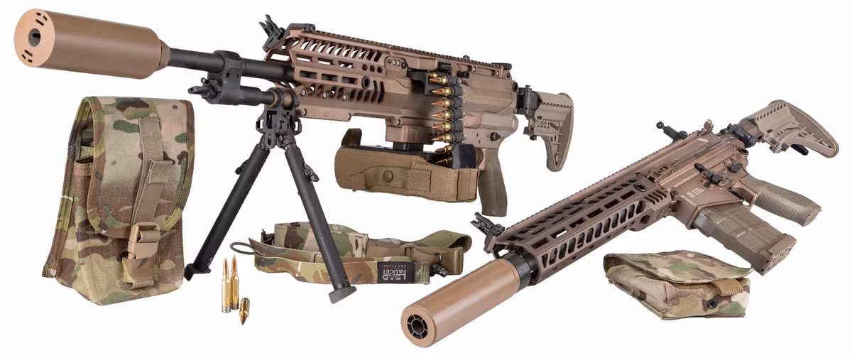 Mẫu súng sử dụng đạn 6,8mm sử dụng thiết kế đường đạn hạng nặng, với loại đạn này, quân đội Mỹ có thể tăng khoảng cách tác chiến từ 200 mét ban đầu lên khoảng 400-600 mét; kết hợp với ống ngắm quang học tiên tiến, binh lính Mỹ có thể tiêu diệt đối thủ một cách an toàn ngoài tầm bắn vũ khí cá nhân của họ. Ảnh: Mẫu súng thử nghiệm NGSW-R và NGSW-AR dùng đạn 6,8 mm. Nguồn: Wikipedia.