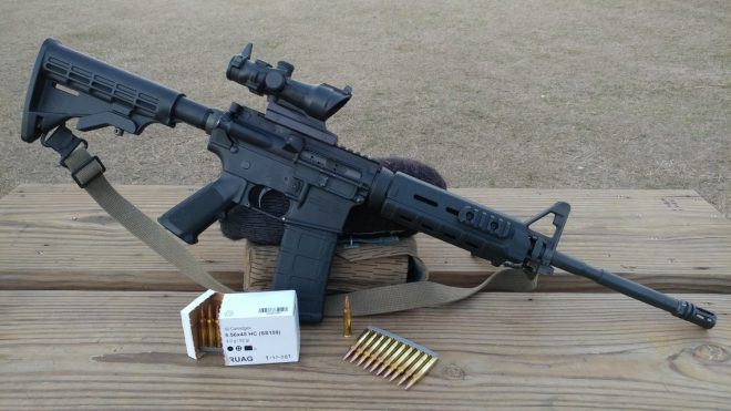 Sơ tốc đầu nòng của đạn 7,62x39 mm là 720 m/s, đối với đạn 5,56x45 mm là 1.006 m/s. Ở cự ly 100 mét, không có mấy về sự khác biệt về đường đạn giữa hai loại đạn, nhưng khi bắn ở cự ly 250 mét, đạn 7,62x39 ăn lên so với đạn 5,56x45 mm là 40 cm. Ảnh: Súng M-16 và đạn - Nguồn: Wikipedia.