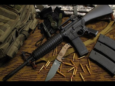 Loại đạn tiêu chuẩn NATO 5,56x45 mm có một số ưu điểm không thể phủ nhận. Đạn của nó nhẹ hơn so với đạn 7,62x39 mm, do vậy khi bắn, độ giật ít hơn; điều này ảnh hưởng tích cực đến độ chính xác và độ rung lắc của súng khi bắn liên thanh. Đối với người bắn, nó trở nên thoải mái hơn, và do đó xác suất bắn trúng mục tiêu cũng tăng lên. Ảnh: Súng M-16 dùng đạn 5,56x45 mm - Nguồn: Wikipedia.