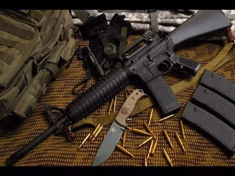 Loại đạn tiêu chuẩn NATO 5,56x45 mm có một số ưu điểm không thể phủ nhận. Đạn của nó nhẹ hơn so với đạn 7,62x39 mm, do vậy khi bắn, độ giật ít hơn; điều này ảnh hưởng tích cực đến độ chính xác và độ rung lắc của súng khi bắn liên thanh. Đối với người bắn, nó trở nên thoải mái hơn, và do đó xác suất bắn trúng mục tiêu cũng tăng lên. Ảnh: Súng M-16 dùng đạn 5,56x45 mm - Nguồn: Wikipedia.