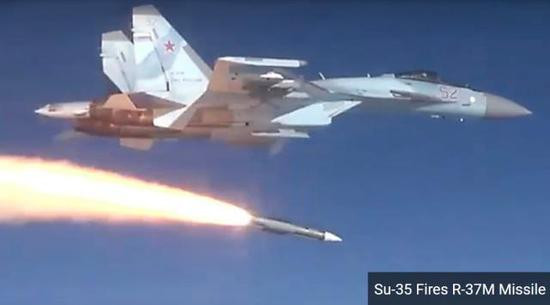 Theo thông tin từ trang web "Quan sát quân sự" của Mỹ, Nga lần đầu tiên công bố hình ảnh tên lửa không đối không tầm xa R-37M được phóng từ tiêm kích hạng nặng Su-35; trước kia tên lửa R-37M chưa bao giờ được trang bị trên Su-35. Ảnh: Máy bay Su-35 phóng tên lửa R-37M - Nguồn: Sina