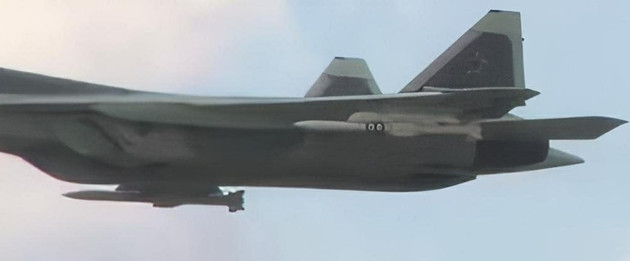 Tuy nhiên có khả năng tên lửa K-77 có thể chỉ được trang bị cho Su-57; theo phân tích, một chiếc Su-57 có thể mang được 8 tên lửa K-77 và được lắp trong khoang chứa vũ khí bên trong của Su-57, để giúp duy trì đặc tính tàng hình của nó. Ảnh: Máy bay Su-57 thử nghiệm tên lửa K-77 - Nguồn: Twitter/Sukhoi Su-57 Felon.