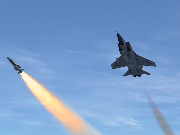 Dự kiến, tên lửa R-37M cũng sẽ được xuất khẩu; Ai Cập và Trung Quốc đều là những khách hàng tiềm năng lớn vì cả hai nước đều đang trang bị tiêm kích Su-35. Gần đây, Nga thông báo rằng máy bay chiến đấu cải tiến Su-30 cũng có thể sử dụng R-37M, mang lại khả năng xuất khẩu lớn hơn. Ảnh: MiG-31 của Nga phóng tên lửa R-37M - Nguồn: Wikipedia.