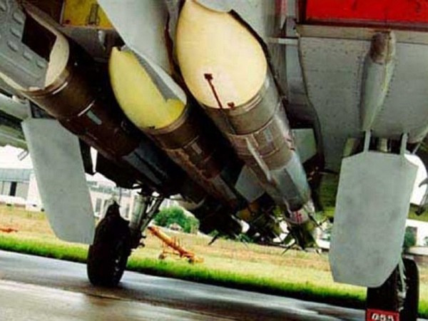 Tên lửa R-37 ban đầu được thiết kế để chống lại các mục tiêu hạng nặng như máy bay ném bom và máy bay cảnh báo sớm; nhưng tên lửa này cũng rất hiệu quả đối với các mục tiêu là máy bay chiến đấu, nếu phóng tên lửa dưới 70% tầm bắn tối đa. Ảnh: Tên lửa R-37 trang bị trên MiG-31. Nguồn: Wikipedia.