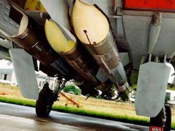 Tên lửa R-37 ban đầu được thiết kế để chống lại các mục tiêu hạng nặng như máy bay ném bom và máy bay cảnh báo sớm; nhưng tên lửa này cũng rất hiệu quả đối với các mục tiêu là máy bay chiến đấu, nếu phóng tên lửa dưới 70% tầm bắn tối đa. Ảnh: Tên lửa R-37 trang bị trên MiG-31. Nguồn: Wikipedia.