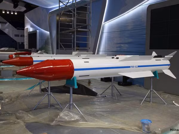 Rất có thể trong tương lai, tên lửa R-37M sẽ được triển khai trên nhiều loại máy bay chiến đấu hơn, bao gồm Su-35, Su-30SM, Su-30SM2, MiG-35 và Su-57. Ảnh: Tên lửa R-37M - Nguồn: Tass