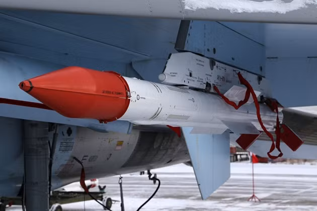 Ngoài tên lửa R-37M, Không quân Nga cũng sẽ biên chế một loại tên lửa không đối không mới khác K-77. Tên lửa này có tầm bắn ngắn hơn R-37M, chỉ vào khoảng 193 km, nhưng có hình dáng nhỏ gọn hơn, nên có thể trang bị trên nhiều loại máy bay chiến đấu hiện có của Nga. Ảnh: Tên lửa K-77. Nguồn: Wikipedia.