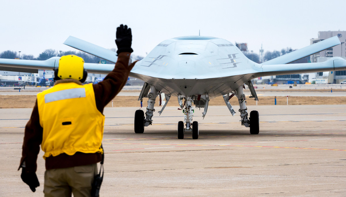 Vào tháng 12/2020, MQ-25 đã được gắn trên một bệ tiếp nhiên liệu trên không cho chuyến bay thử nghiệm cất cánh đầu tiên, đánh dấu rằng chiếc UAV này đã sát thực tế hơn nữa. MQ-25 sẽ mở ra một kỷ nguyên mới của UAV hoạt động trên tàu sân bay - Nguồn ảnh: Boeing