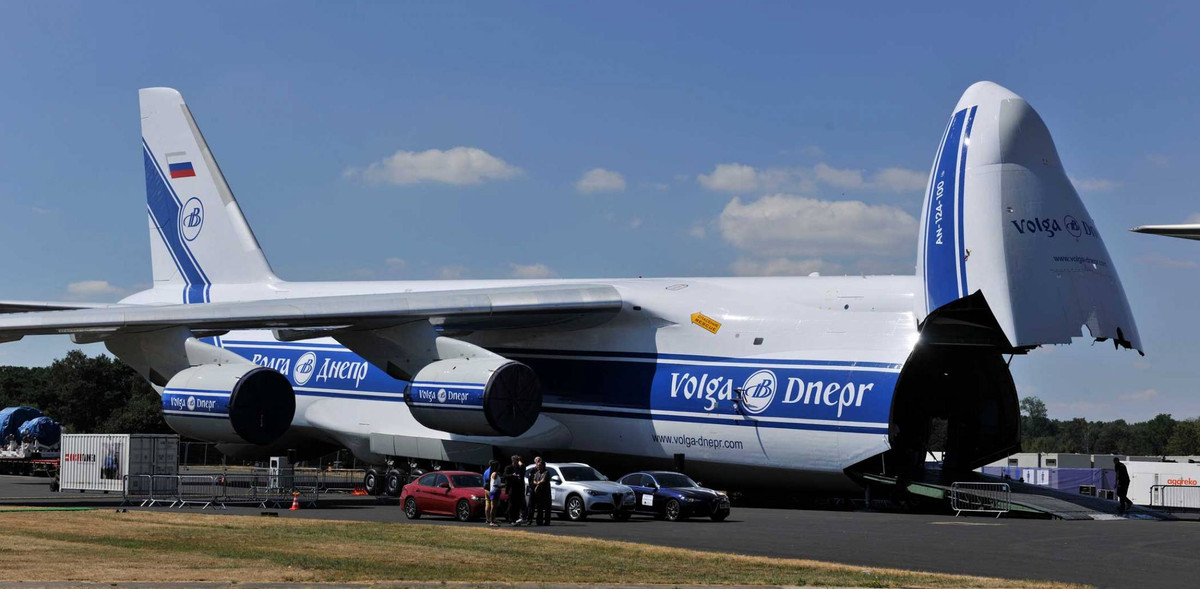 Đồng thời, chiếc An-124 từng phục vụ trong các hãng hàng không dân dụng cũng đã bay chuyên nghiệp để góp phần vào cuộc chiến chống đại dịch trên toàn cầu, chiếc máy bay vận tải quân sự tốt nhất trong năm là điều không cần bàn cãi – Nguồn ảnh: Topwar